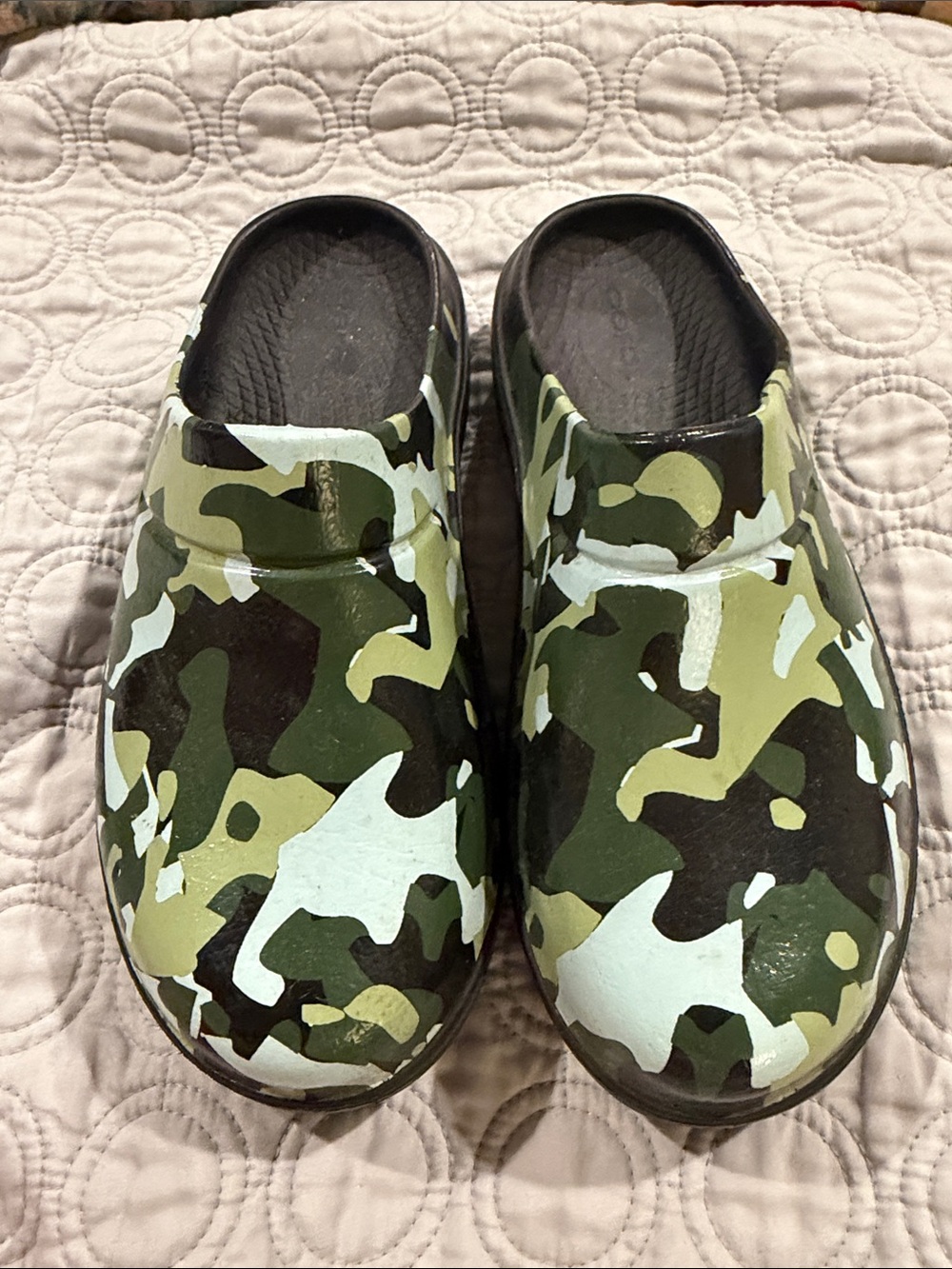 OOFOS Women's Camo Slip-On Clogs in Green and Black
